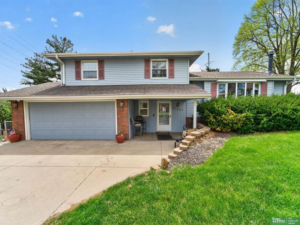 Do you want to sell you house fast in Omaha, NE? Front of a house in Omaha NE