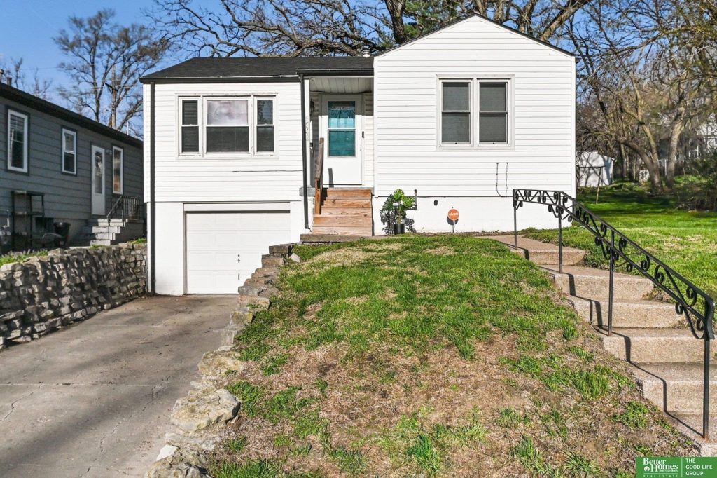 Buy my house fast in Omaha, NE Image of a house in Omaha NE
